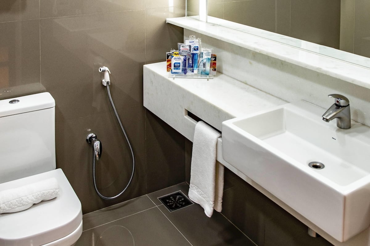1 quarto, frigobar, cofres nos quartos, escrivaninha