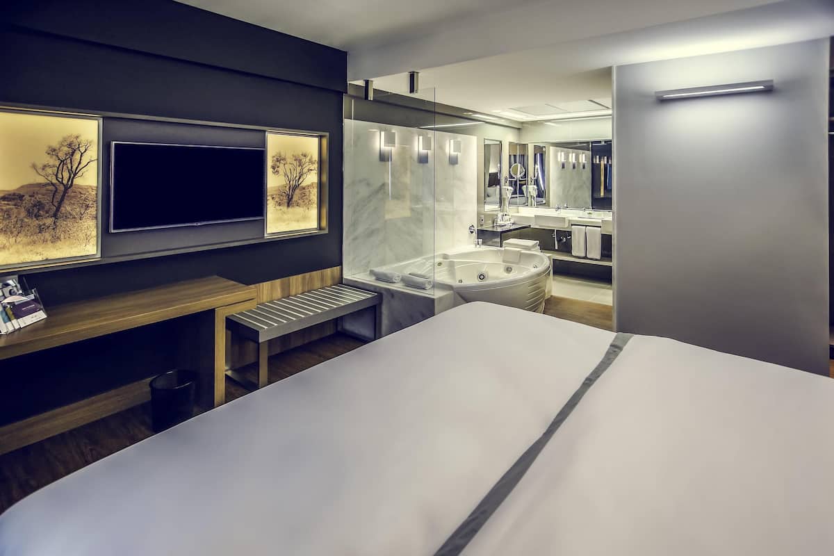 Suite Supérieure, 1 très grand lit | 1 chambre, minibar, coffres-forts dans les chambres, bureau