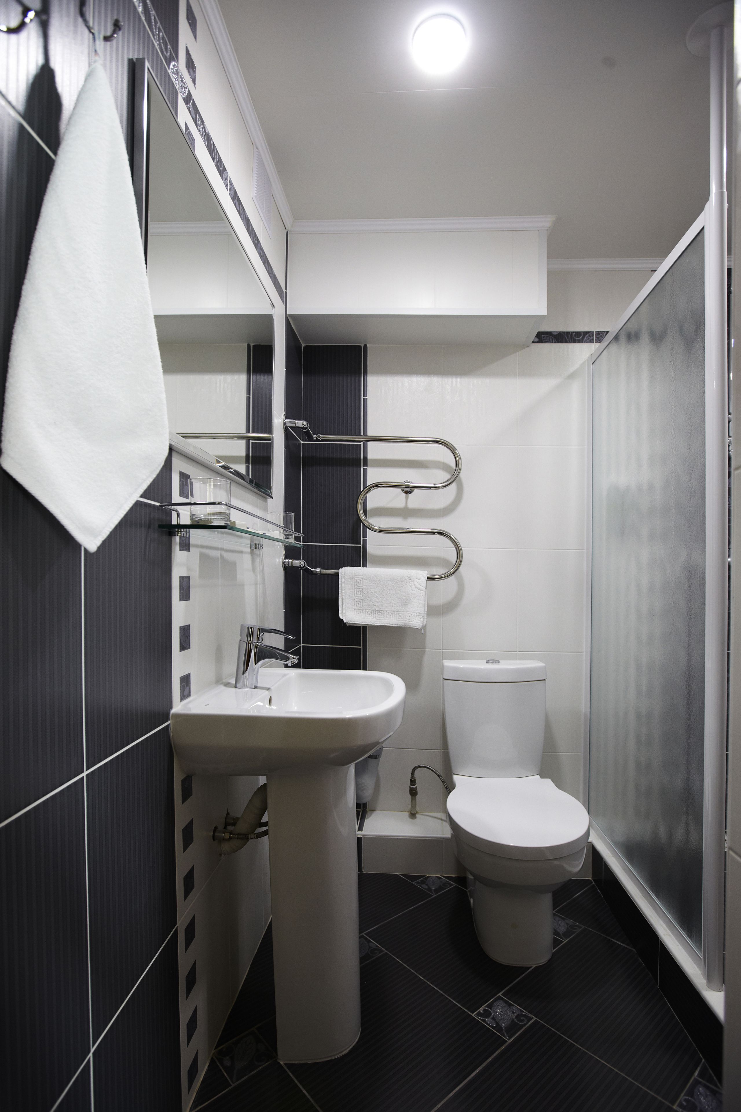 suite, 1 bedroom, 2 bathrooms | bathroom | free toiletries, towels