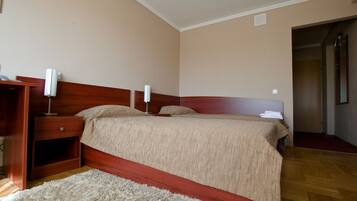 Standard Twin Room | In-room safe, desk, iron/ironing board, free cribs/infant beds