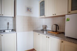 Apartment, 1 Bedroom, Kitchenette | Private kitchenette | Fridge