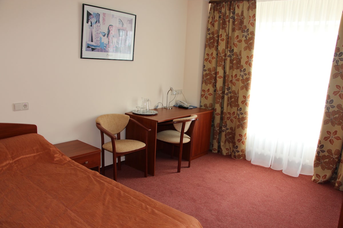 Comfort Single Room | In-room safe, desk, iron/ironing board, free cribs/infant beds