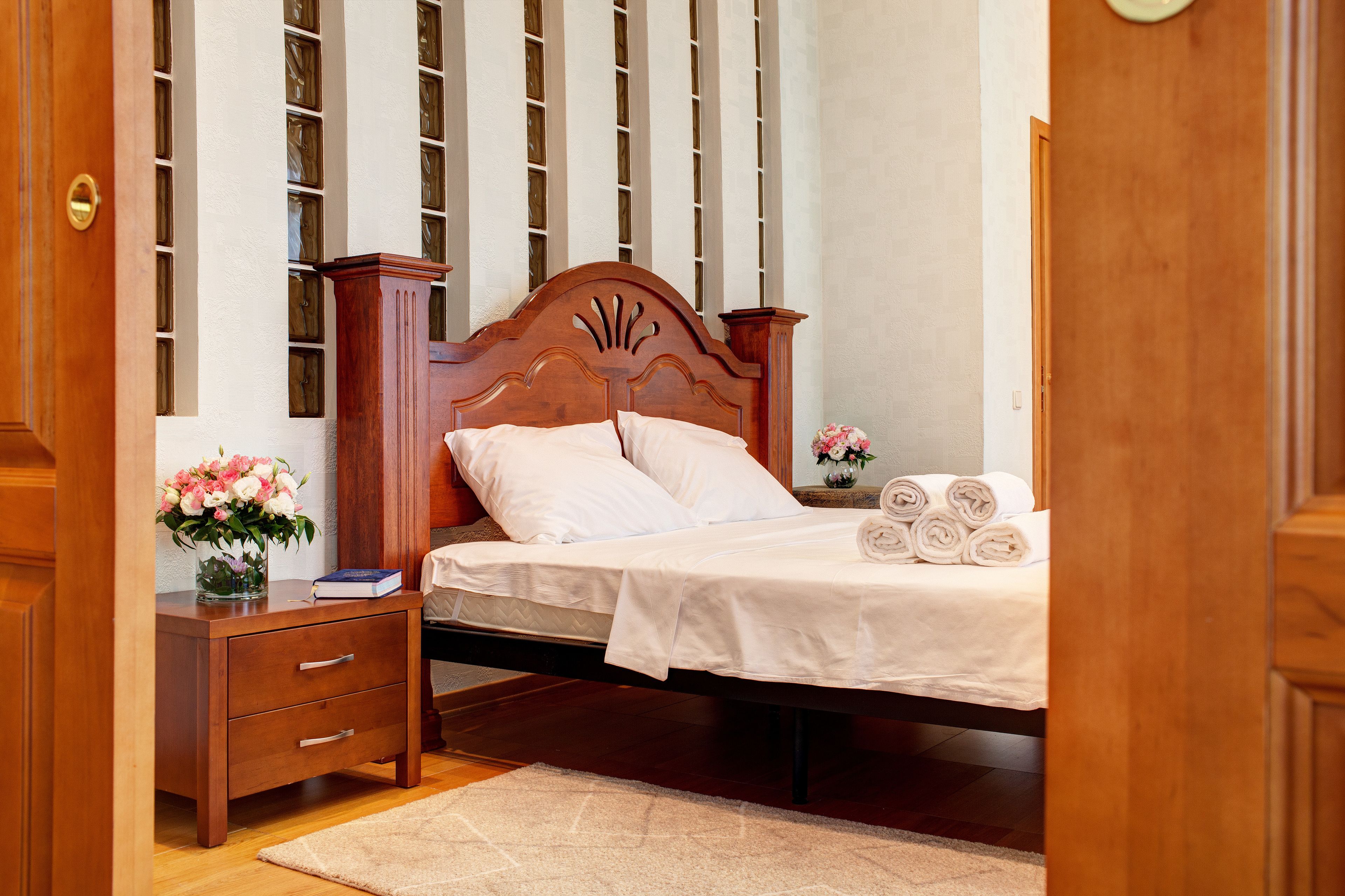 duplex, 1 bedroom, sauna | living room | tv