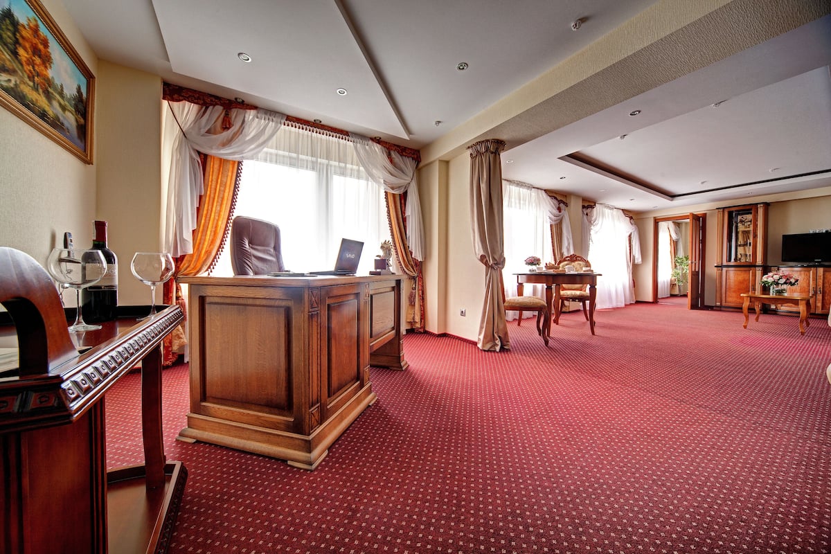 Suite, 1 Bedroom, 2 Bathrooms | In-room safe, desk, iron/ironing board, free cribs/infant beds