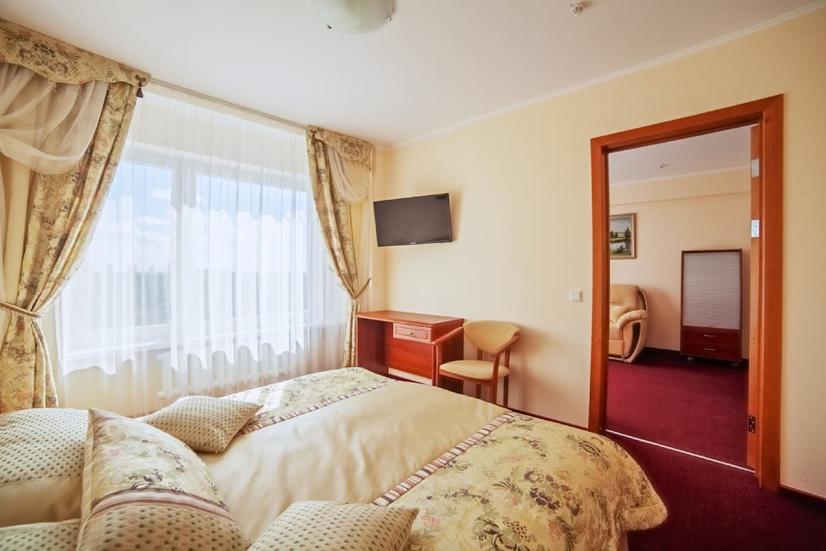 Suite, 1 Bedroom | In-room safe, desk, iron/ironing board, free cribs/infant beds