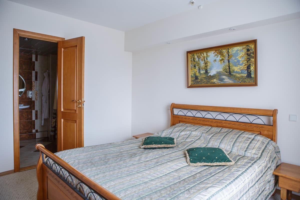 Apartment, 1 Bedroom, Kitchenette | In-room safe, desk, iron/ironing board, free cribs/infant beds