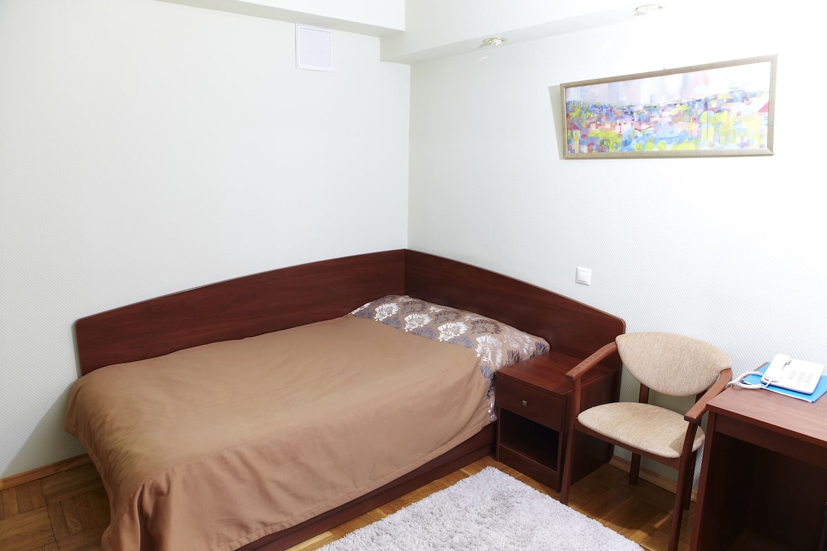 Standard Single Room | In-room safe, desk, iron/ironing board, free cribs/infant beds