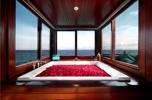 Sauna, steam room, 35 treatment rooms - AYANA Resort Bali (Jimbaran)