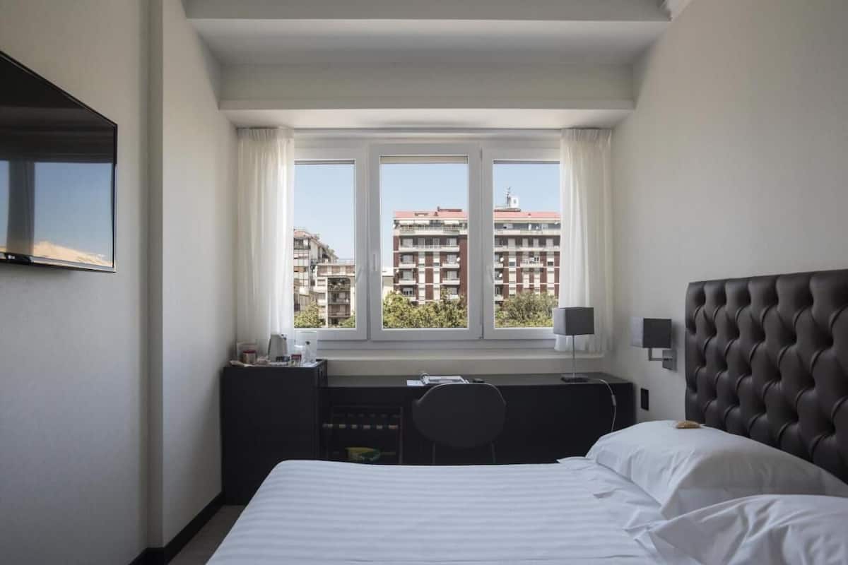 Frigobar, cofres nos quartos, individualmente decorados, escrivaninha
