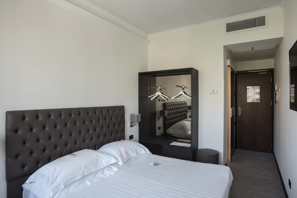 Minibar, caja de seguridad en la habitación y decoración personalizada