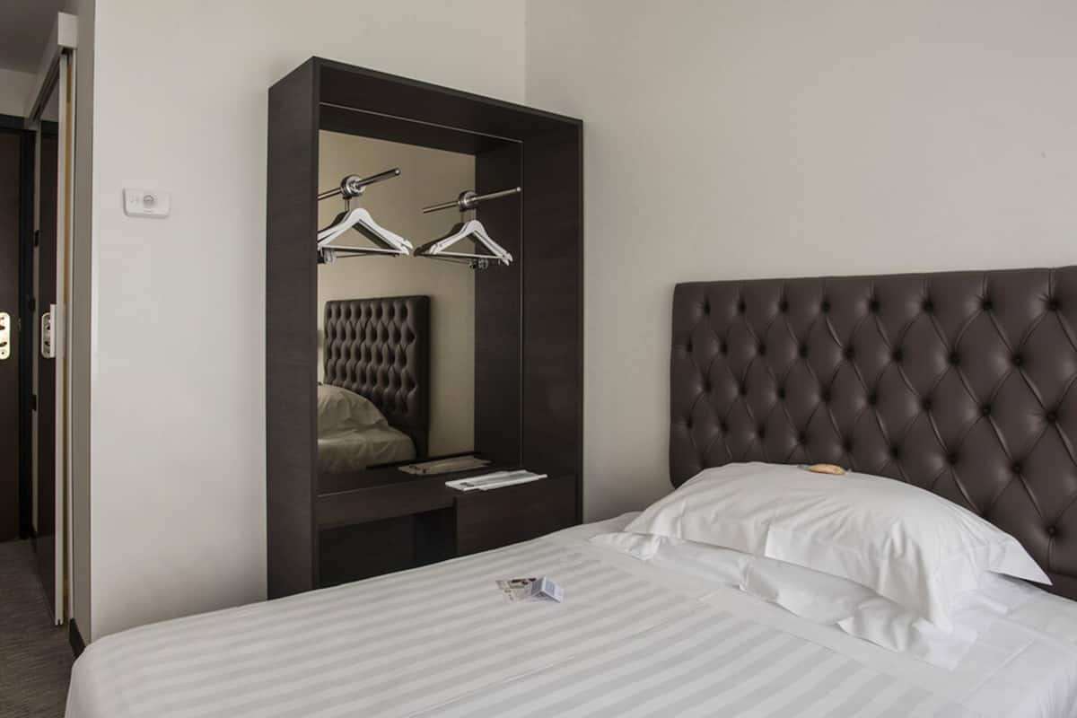 classic single room | 1 bedroom, minibar, in-room safe, individually decorated