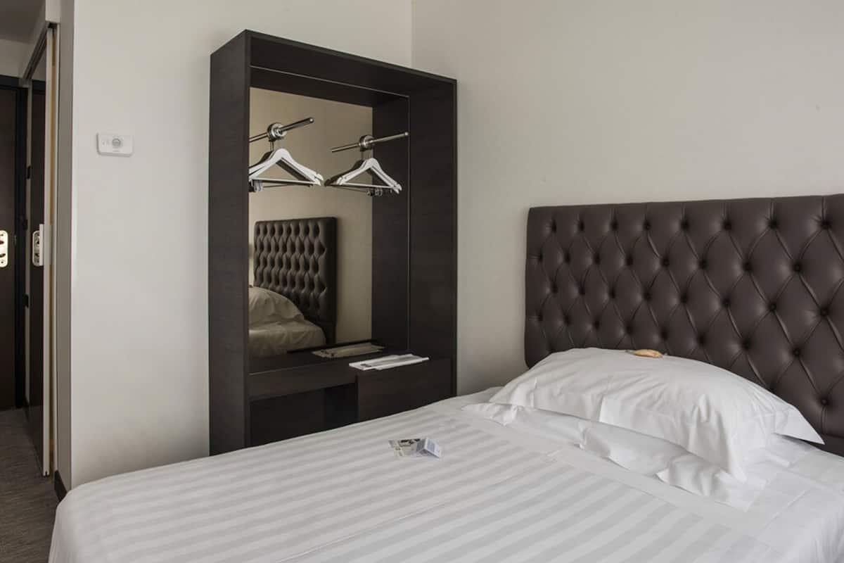 Habitación individual clásica | Minibar, caja de seguridad en la habitación y decoración personalizada