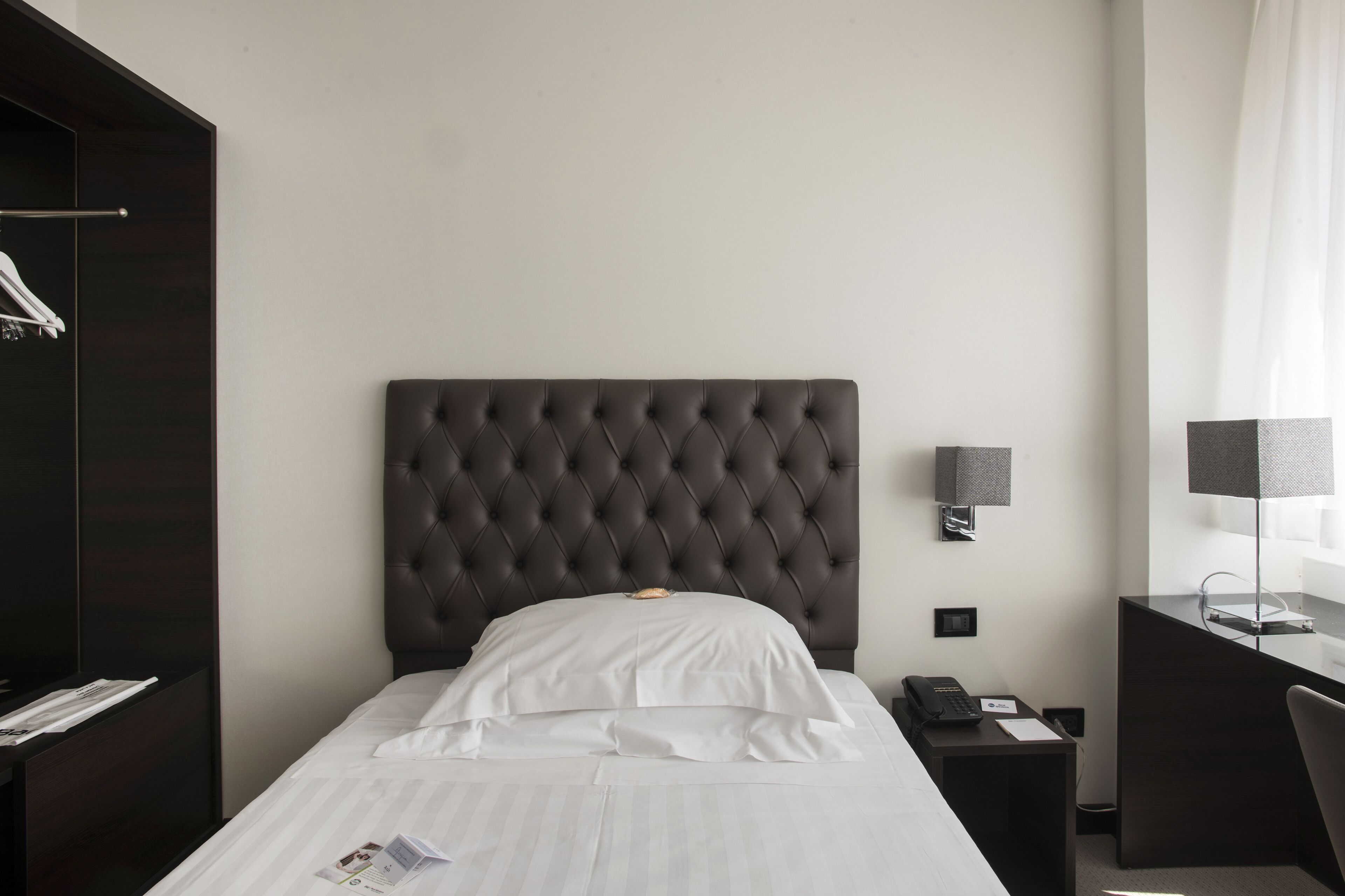 classic single room | 1 bedroom, minibar, in-room safe, individually decorated