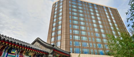 Un moderno edificio de gran altura con un estilo arquitectónico tradicional en primer plano.