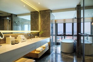 Combined shower/tub, free toiletries, hair dryer, bathrobes - Renaissance Beijing Wangfujing Hotel (Beijing)