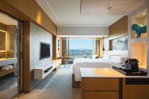 Club Room, 1 King Bed, Non Smoking, City View | Premium bedding, down comforters, minibar, in-room safe