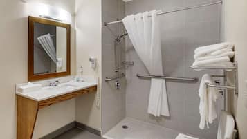 Chambre, 2 lits doubles, accessible aux personnes à mobilité réduite, non-fumeurs | Salle de bain | Ensemble douche/baignoire, articles de toilette gratuits, sÚche-cheveux