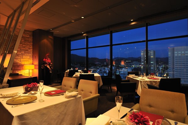 5 restaurants, breakfast, lunch, dinner served; international cuisine