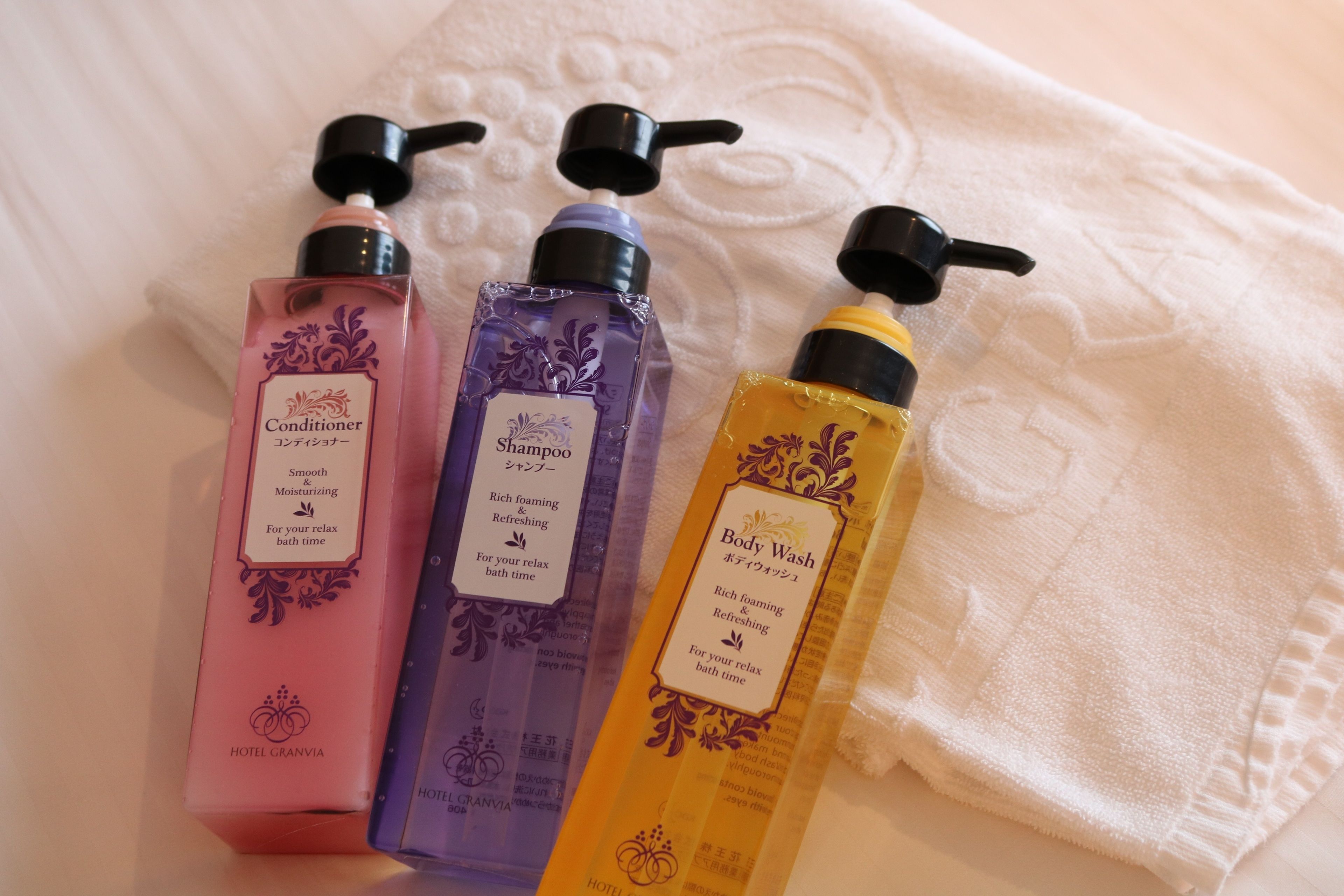 combined shower/bathtub, deep-soaking bathtub, free toiletries