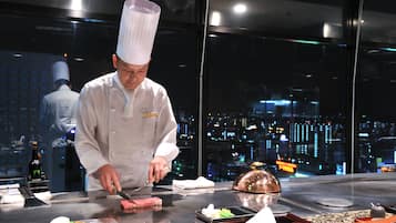 5 restaurants, breakfast, lunch, dinner served; international cuisine