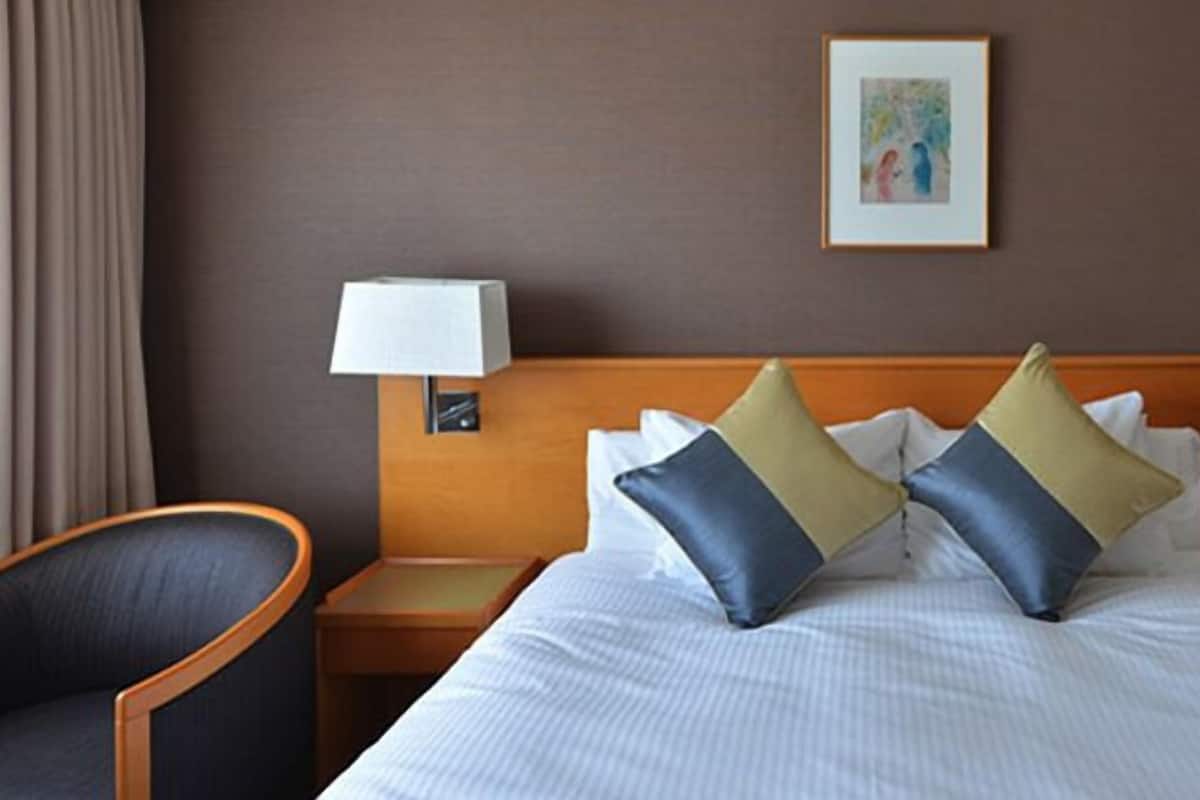 In-room safe, desk, blackout curtains, soundproofing