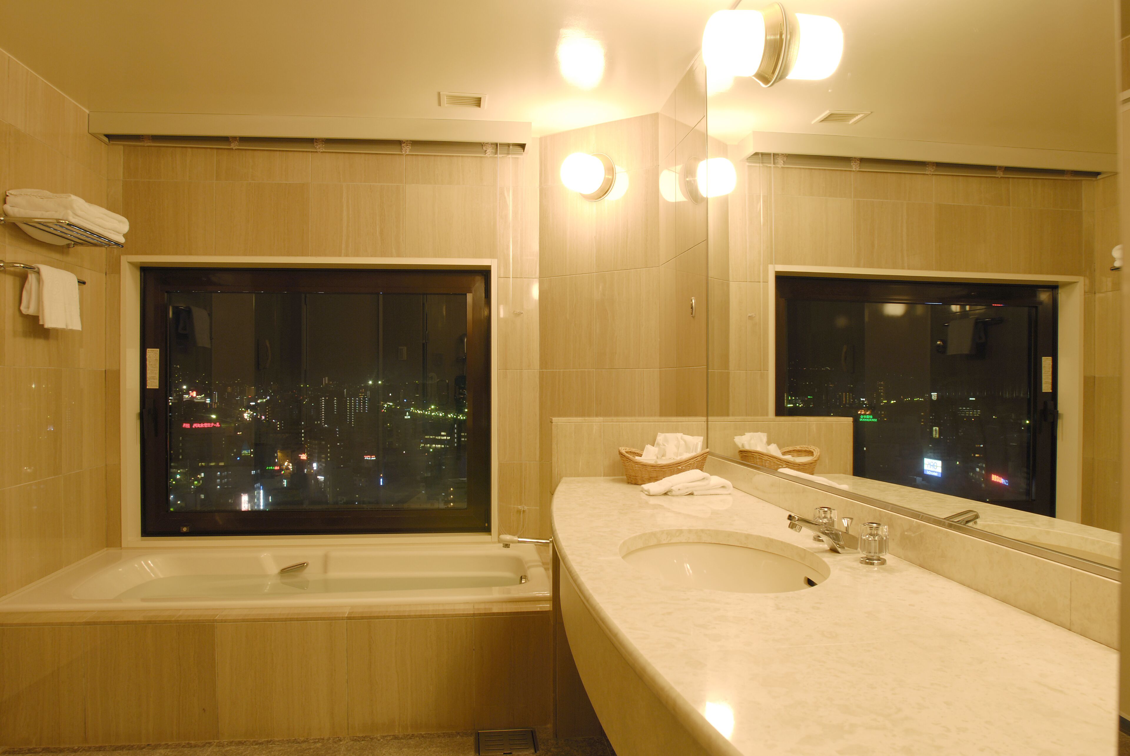granvia junior suite, non smoking (55㎡)【20f】 | bathroom | combined shower/bathtub, deep-soaking bathtub, free toiletries