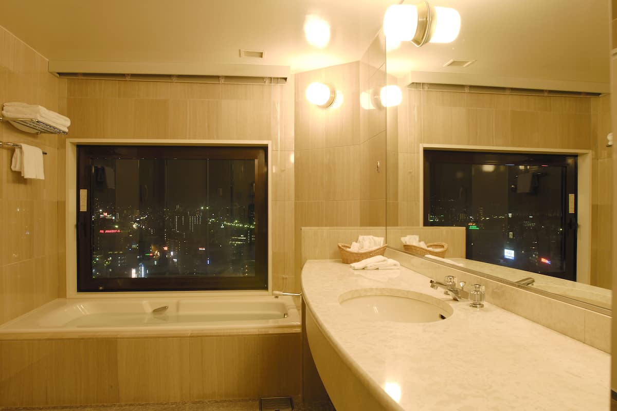 granvia junior suite, non smoking (55㎡)【20f】 | bathroom | combined shower/bathtub, deep-soaking bathtub, free toiletries