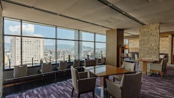 セーフティボックス (室内)、デスク、遮光カーテン、防音設備