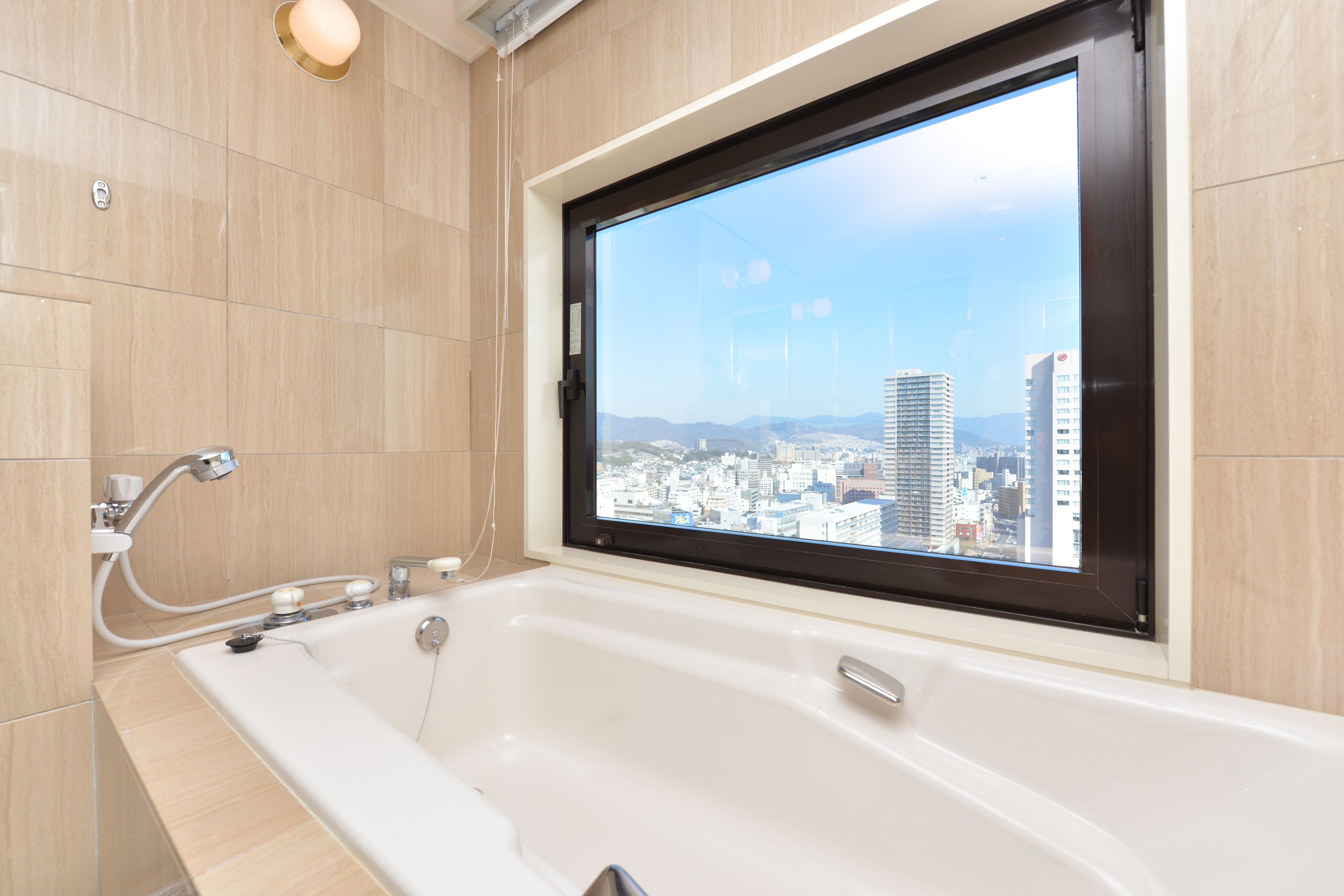granvia junior suite, non smoking (55㎡)【20f】 | bathroom | combined shower/bathtub, deep-soaking bathtub, free toiletries