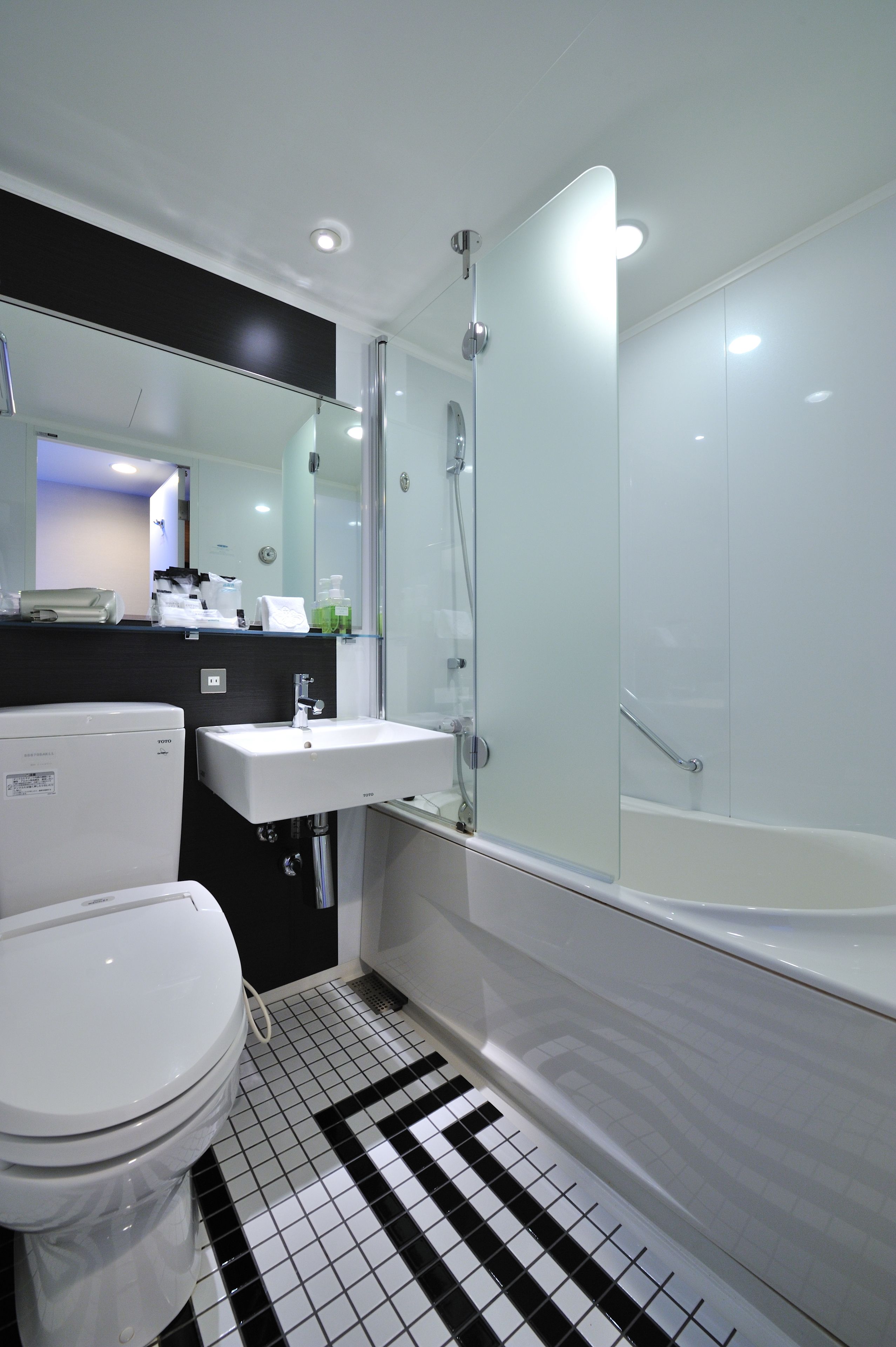 combined shower/bathtub, deep-soaking bathtub, free toiletries