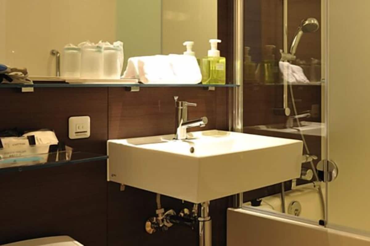 Bathroom | Combined shower/bathtub, deep-soaking bathtub, free toiletries