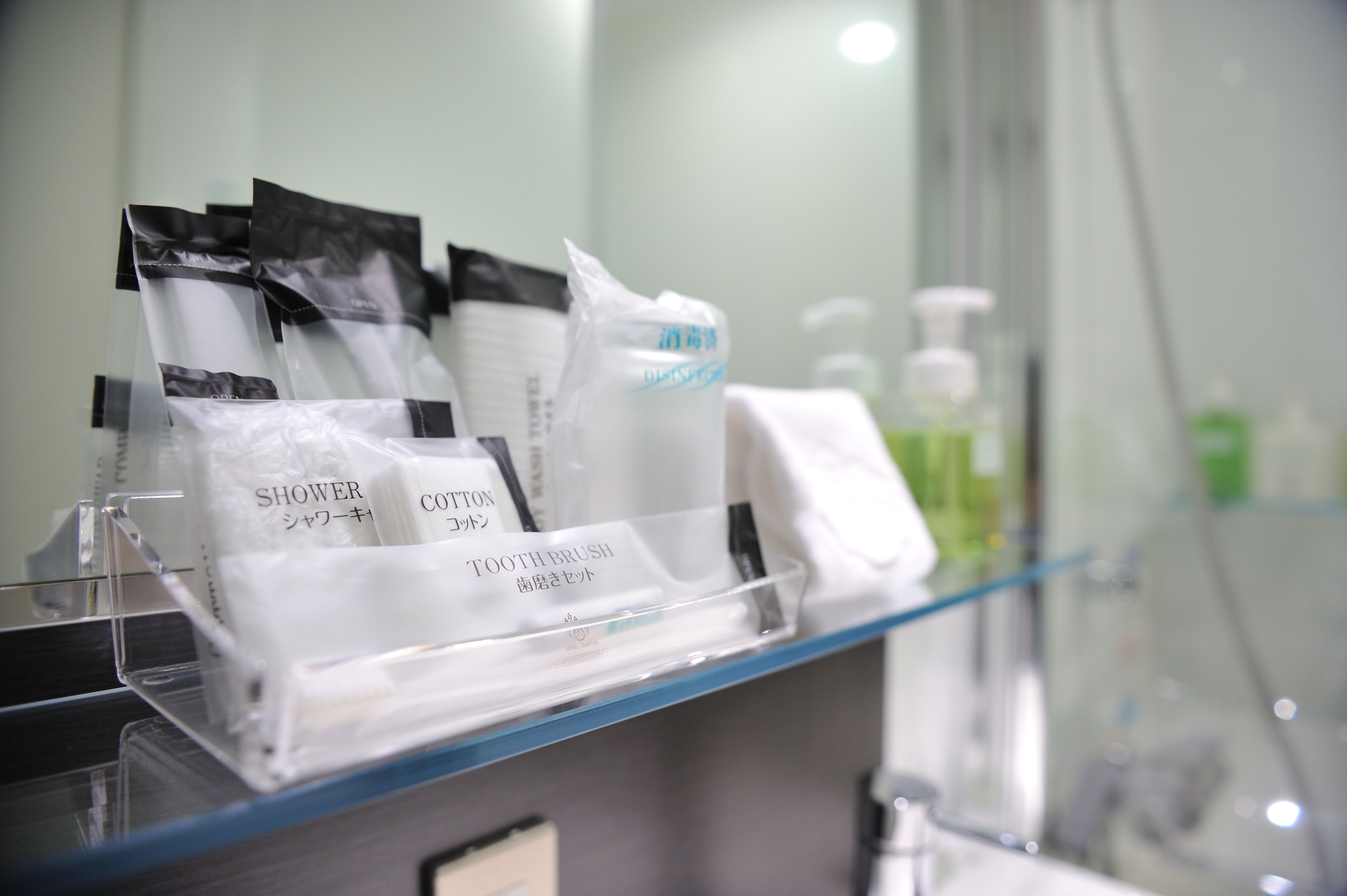 combined shower/bathtub, deep-soaking bathtub, free toiletries