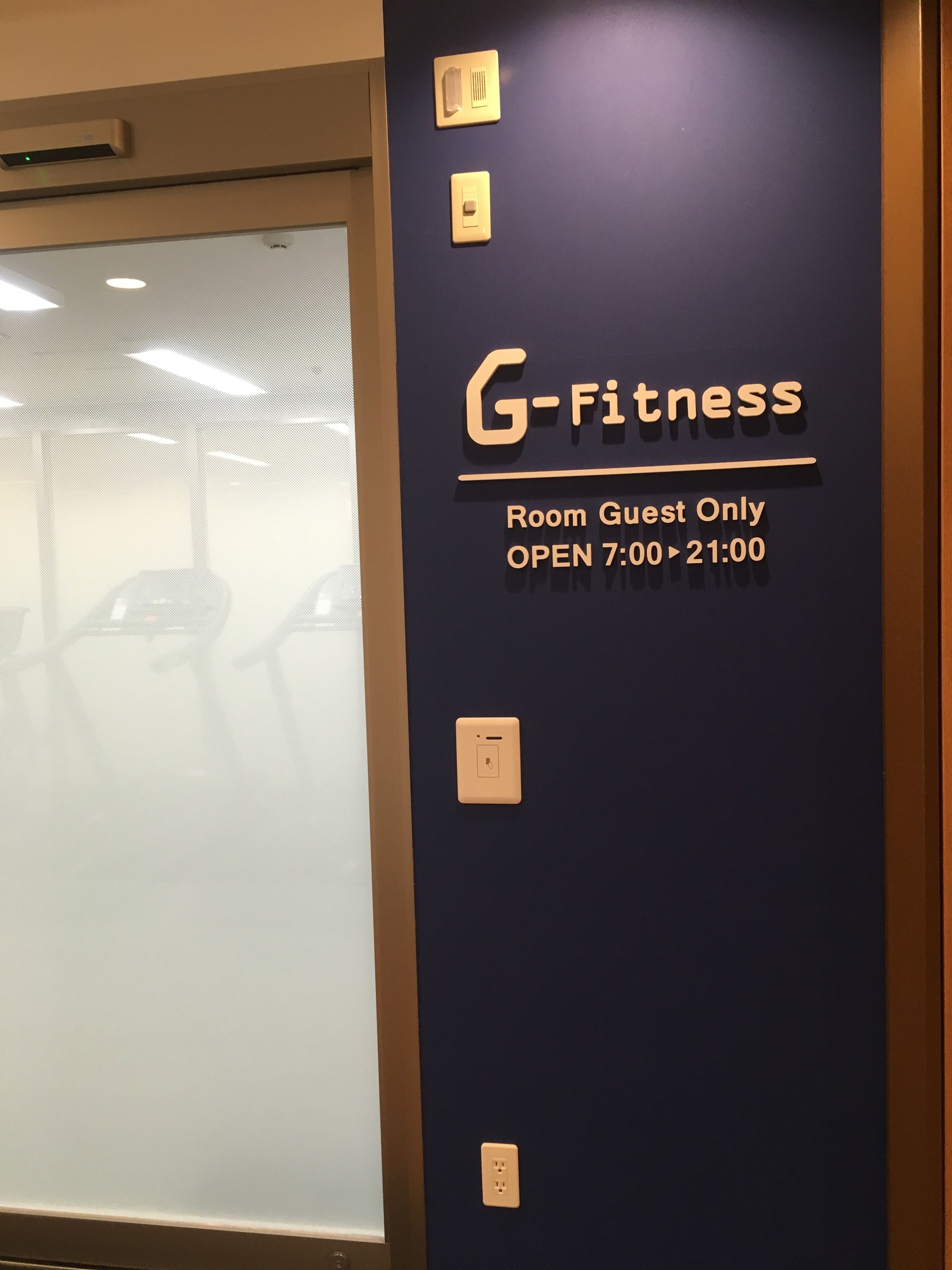 A G-Fitness sign indicating room guest-only access and operating hours from 7:00 to 21:00.