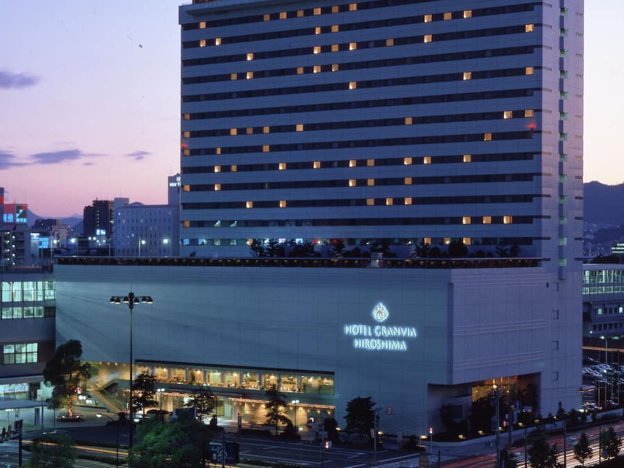 Fachada de la propiedad por la tarde o noche