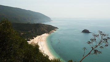 Una spiaggia nelle vicinanze, sabbia bianca