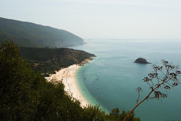 Pantai di sekitar dan pasir putih