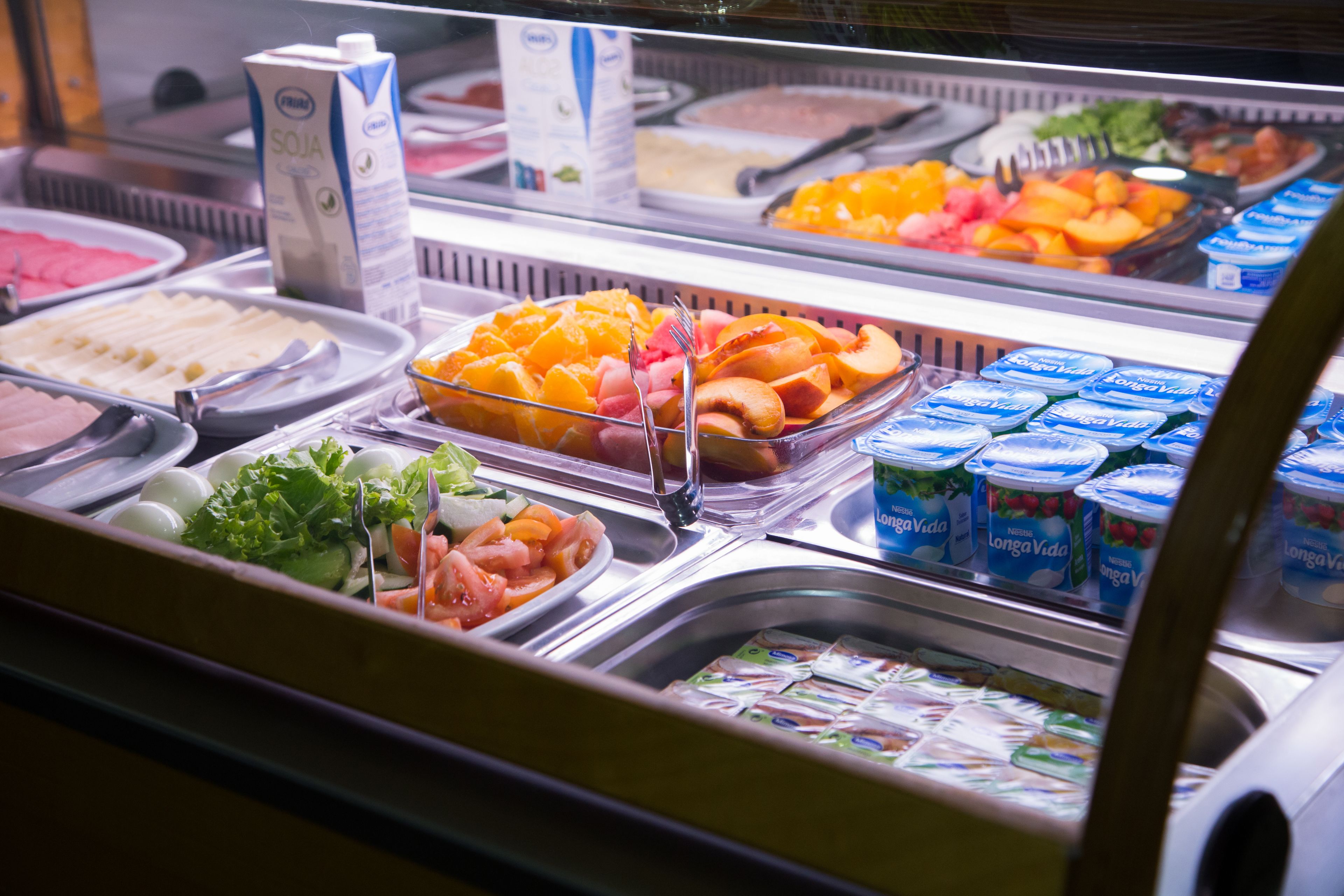 Een buffet met diverse gerechten en zuivelproducten.