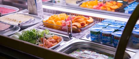 Een buffet met diverse gerechten en zuivelproducten.