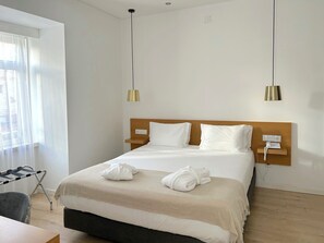 Dobbeltrom – city, 1 dobbeltseng, balkong, hageområde | Minibar, safe på rommet, skrivebord og blendingsgardiner