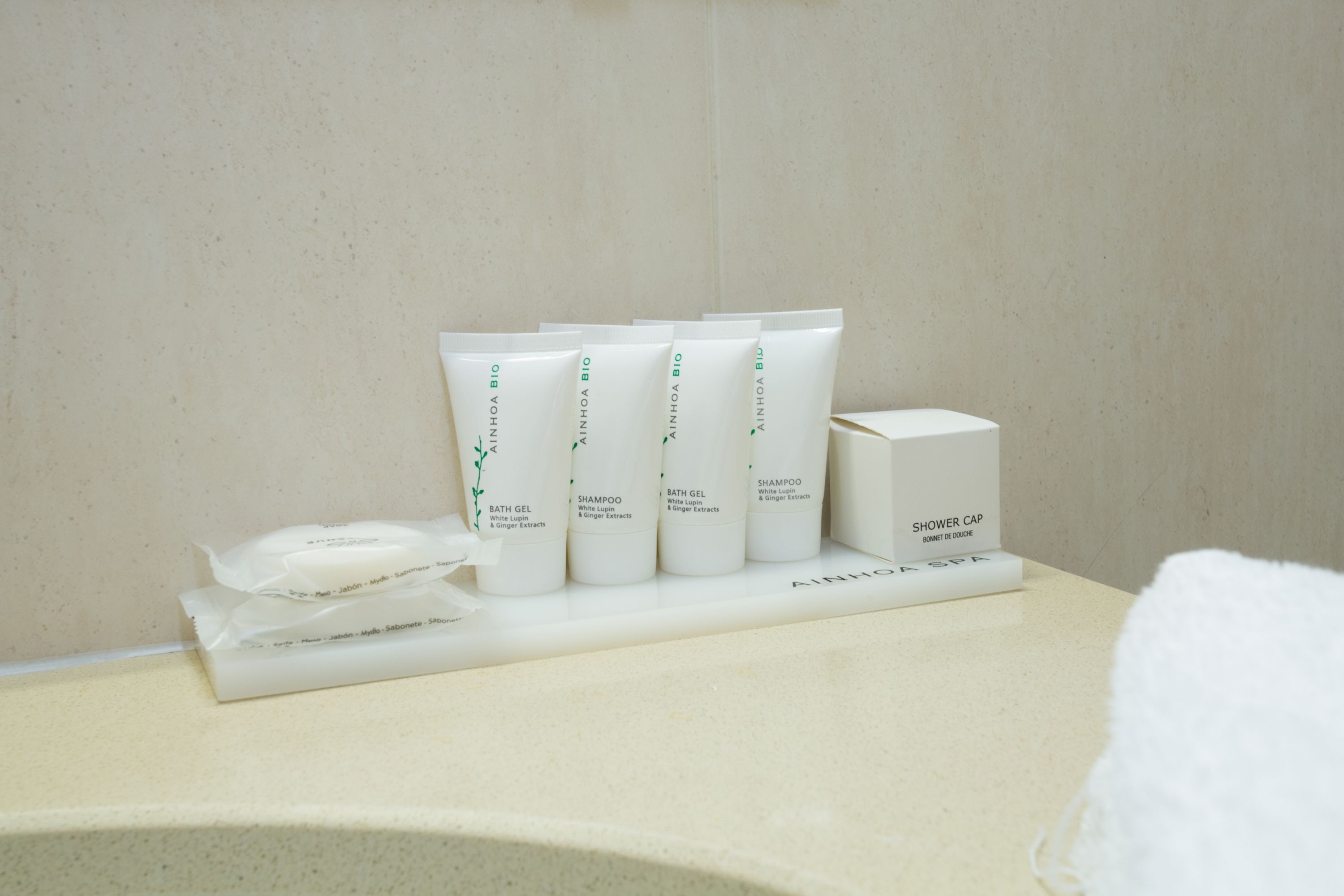 standard double room | bathroom amenities | bathtub, free toiletries, hair dryer, bathrobes