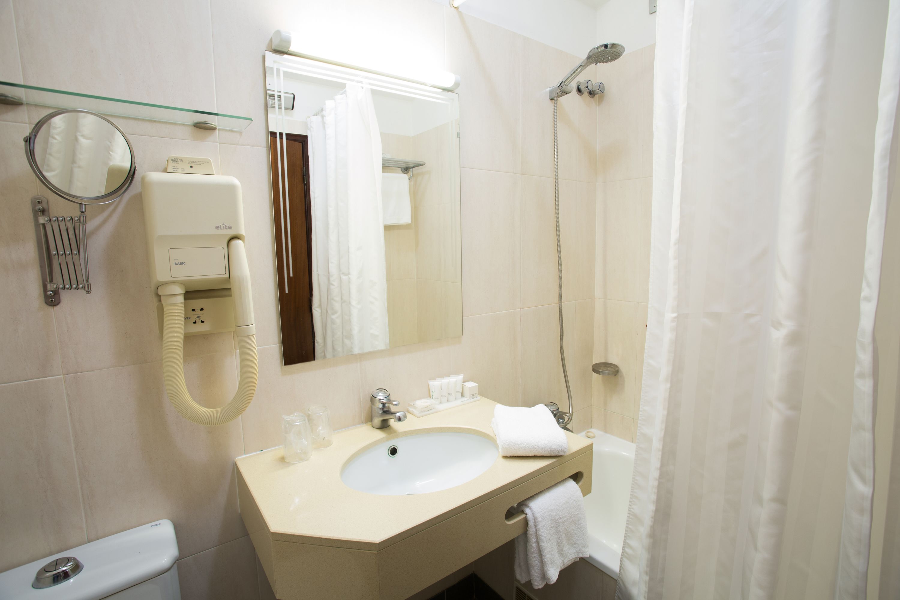 standard twin room | bathroom | bathtub, free toiletries, hair dryer, bathrobes