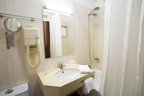 Standard Twin Room | Bathroom | Bathtub, free toiletries, hair dryer, bathrobes - Hotel Solaris (Setubal)