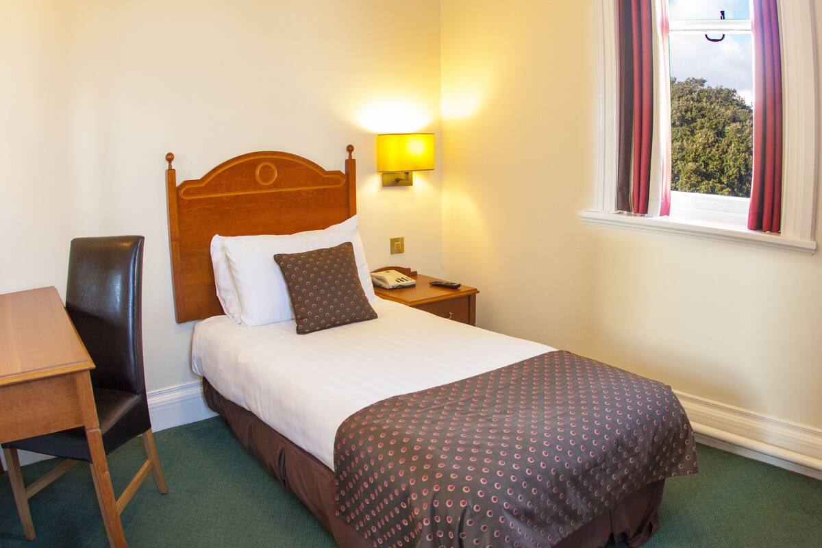 Single Room | Hypo-allergenic bedding, cots/infant beds, rollaway beds, free WiFi