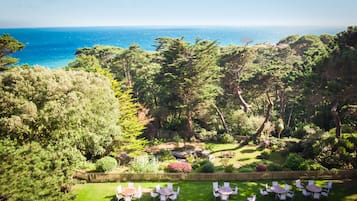 Se sirven cenas y cocina italiana; con vista al jardín