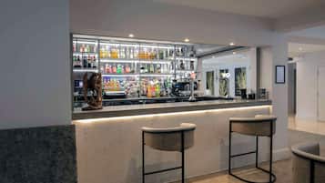 Sarapan dan makan malam dihidangkan