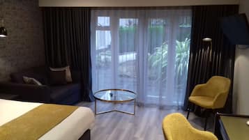 Desk, laptop workspace, iron/ironing board, free WiFi