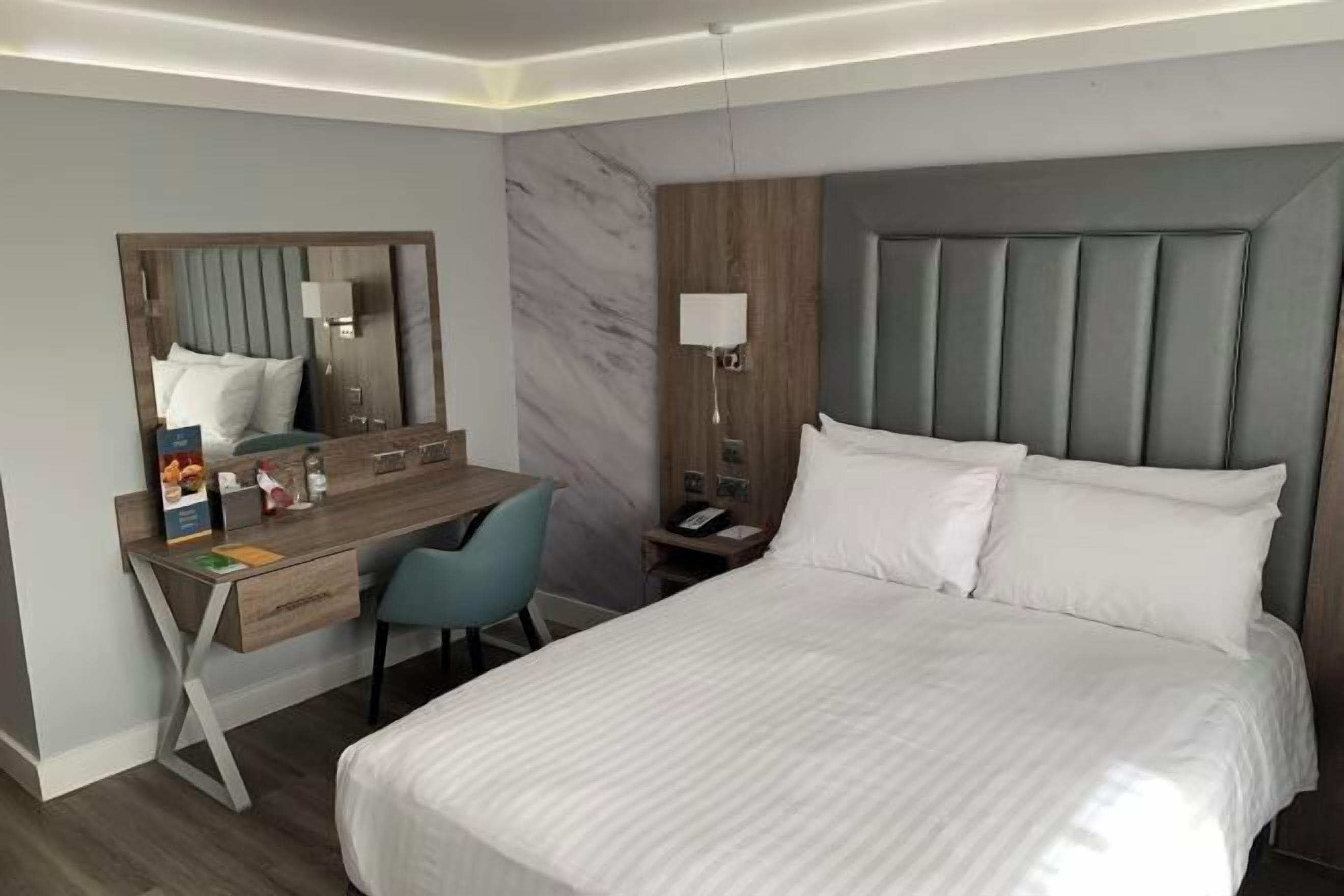 Desk, laptop workspace, iron/ironing board, free WiFi