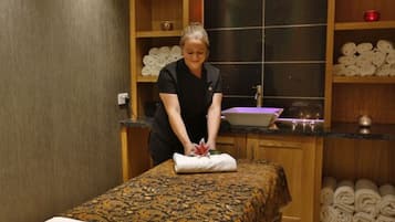 Soins corporels, massages aux pierres chaudes, gommages corporels