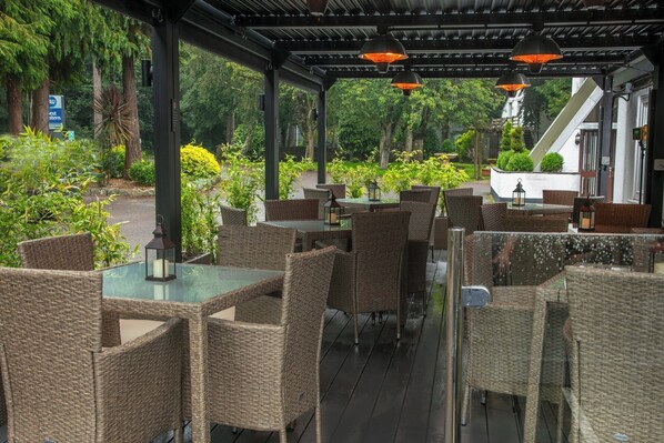Terrace/patio - Best Western Premier Heronston Hotel & Spa (Bridgend)