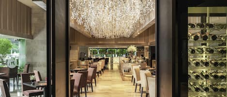 3 restaurants, spécialités Cuisine internationale